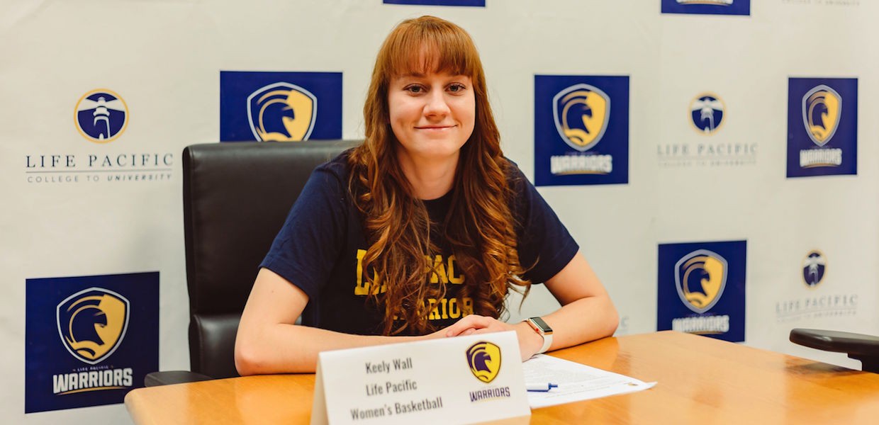 Warriors Sign All-Conference Forward